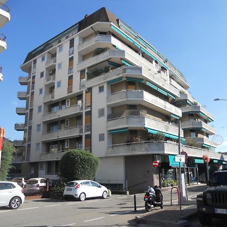 Isa Center - Leonardo Accademy - Mxp - Lakes Sesto Calende Exterior foto